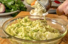 Кабачковый шаян: быстрая закуска со сметаной, чесноком и грецкими орехами