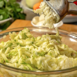 Кабачковый шаян: быстрая закуска со сметаной, чесноком и грецкими орехами