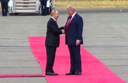 Президент РФ прилетел на Аляску для участия в саммите с Трампом