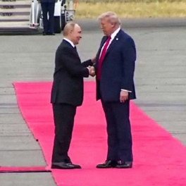 Президент РФ прилетел на Аляску для участия в саммите с Трампом