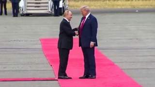 Президент РФ прилетел на Аляску для участия в саммите с Трампом