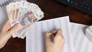 Отдельным категориям бюджетников повысят зарплату