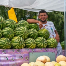 В Москве открылся сезон продажи арбузов и дынь на развалах