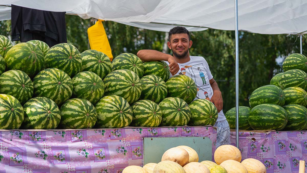 Сезон продажи арбузов и дынь на развалах