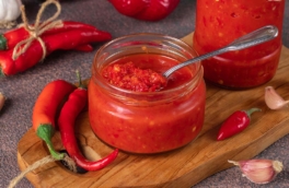 Аджика жгучая из помидоров на зиму без варки: вкусный соус без хлопот