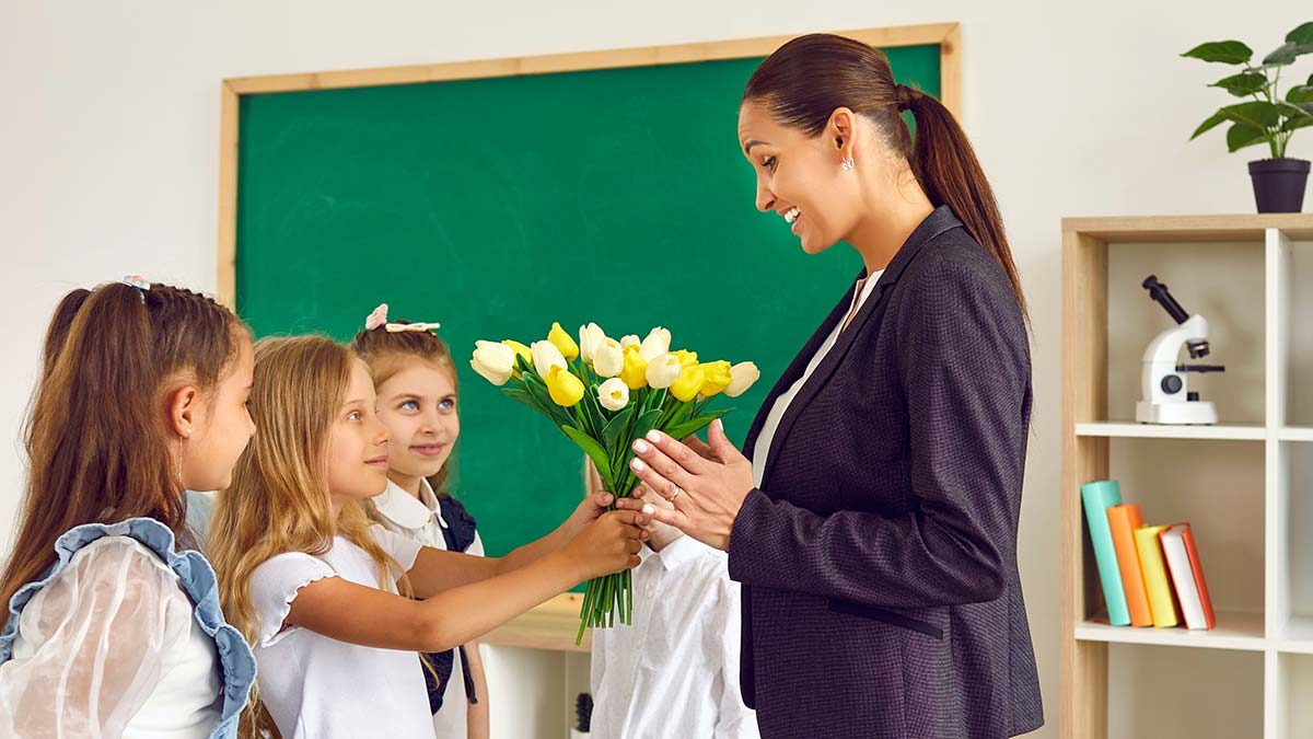 Какие подарки не запрещено дарить учителям
