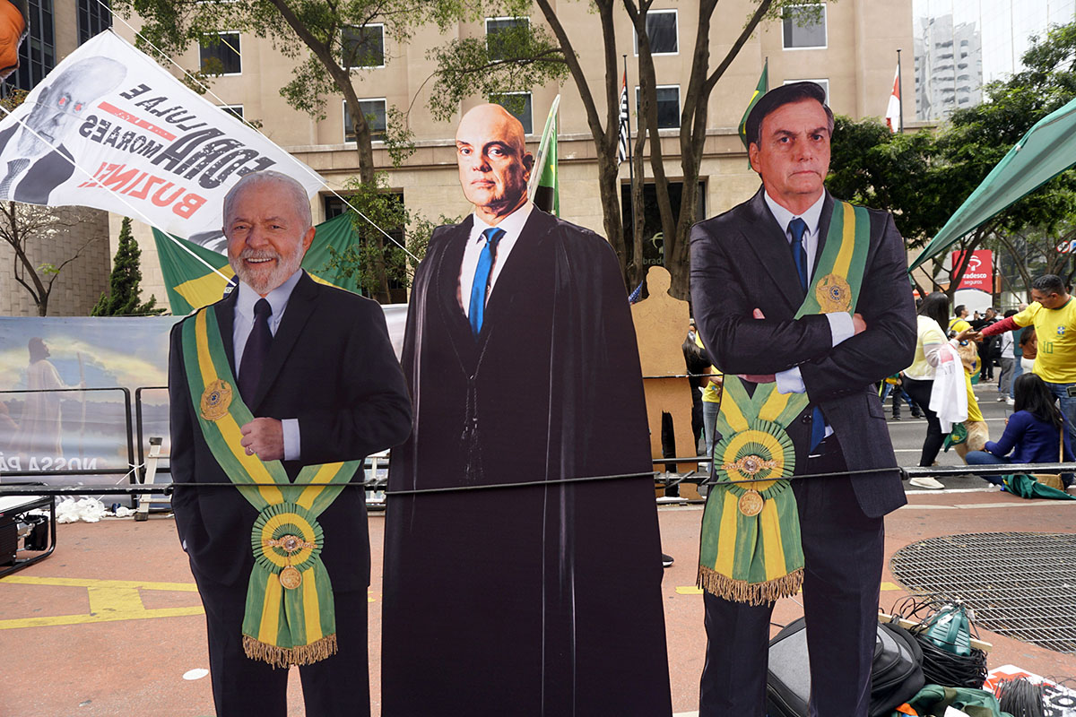 Сторонники бывшего президента Бразилии (2019-2022) Жаира Болсонару держат плакаты во время демонстрации в Сан-Паулу, Бразилия, 7 сентября 2025