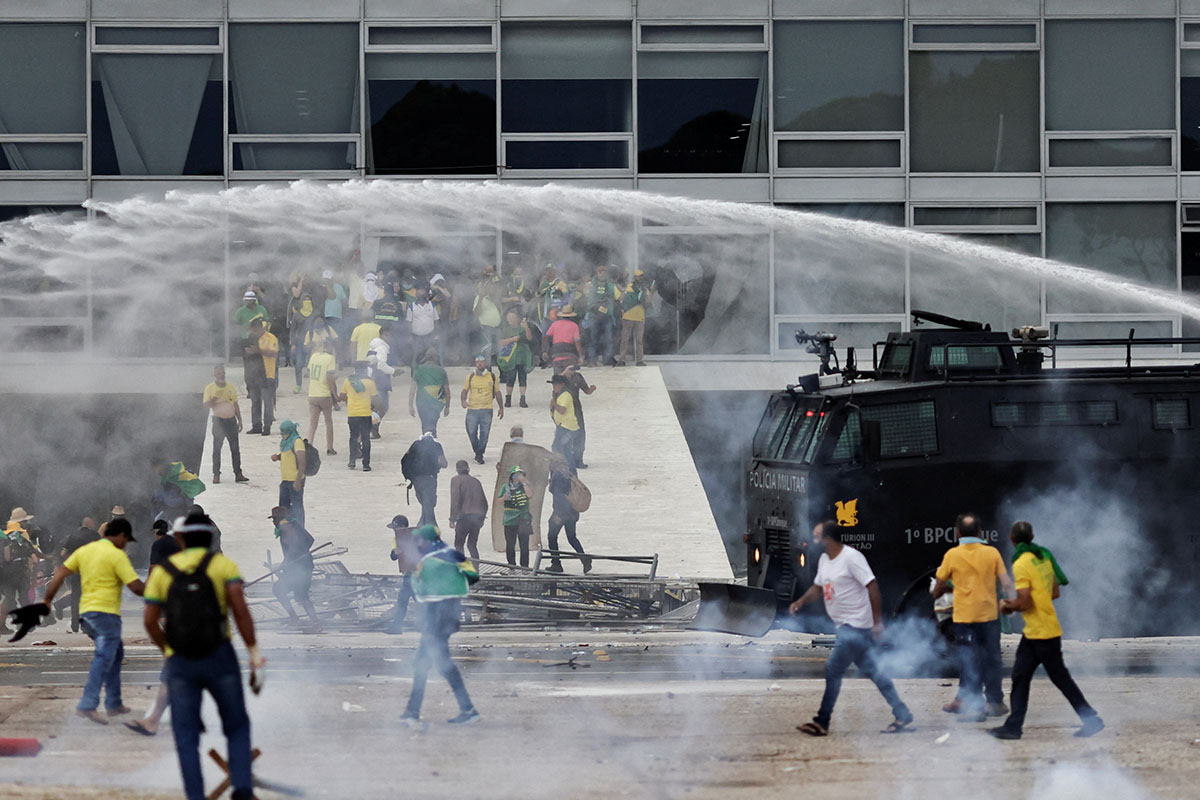 демонстрация против президента Луиса Инасиу Лулы да Силвы у дворца Планалто в Бразилиа