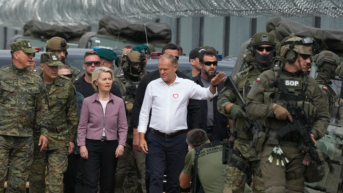Премьер-министр Польши Дональд Туск и председатель Европейской комиссии Урсула фон дер Ляйен на польско-белорусской границе
