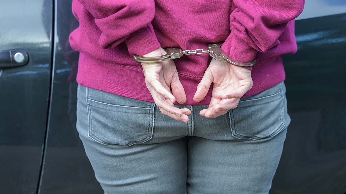 Пенсионер помог задержать мошенницу