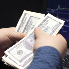 Внебиржевой курс доллара превысил 84 рубля впервые за 4 месяца