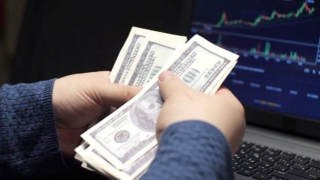Внебиржевой курс доллара превысил 84 рубля впервые за 4 месяца