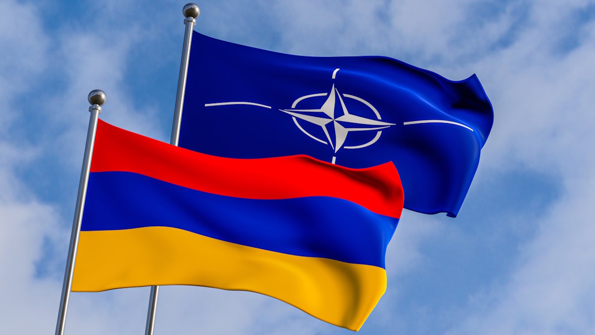 Флаги Армении и НАТО