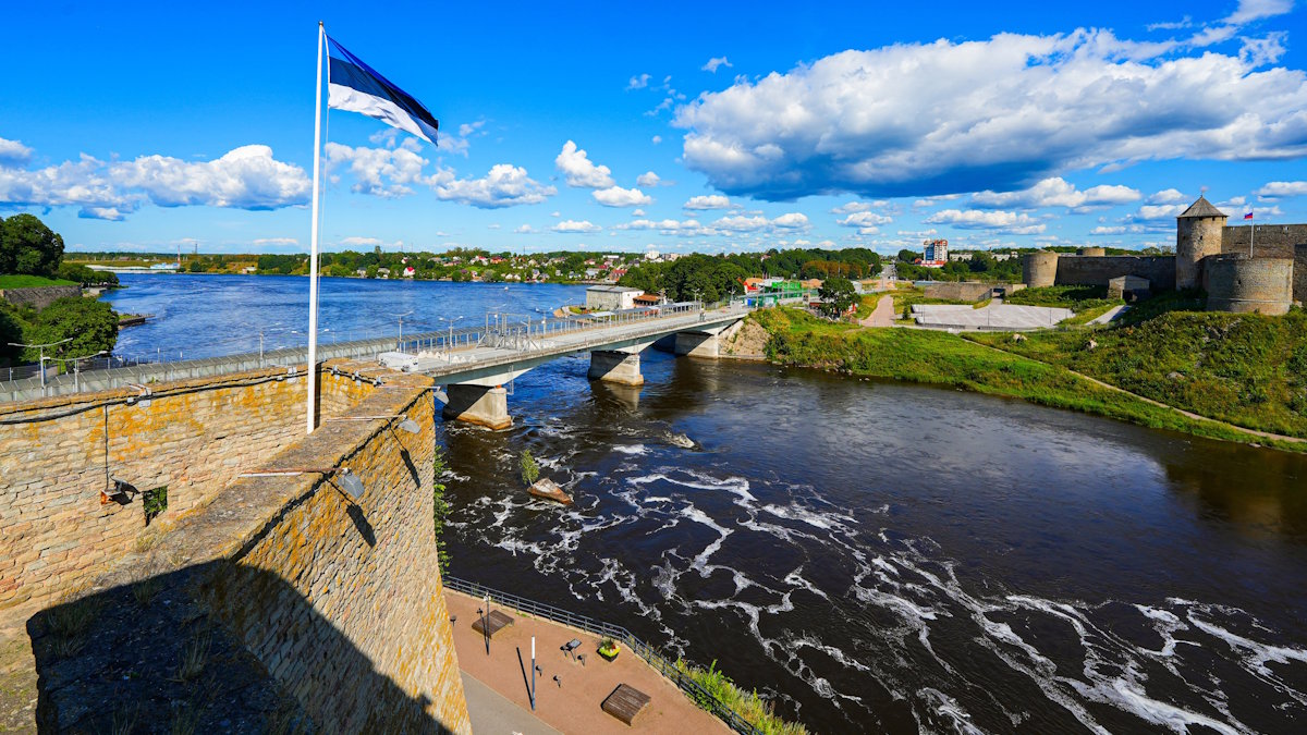 Мост через реку Нарва на границе России и Эстонии (архивное фото)