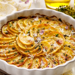 Как запечь картофель с луком и чесноком