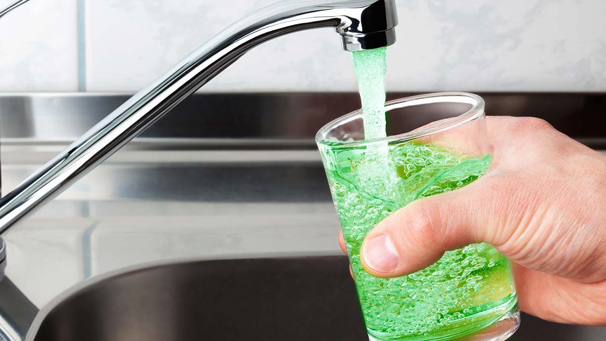 Челябинцев предупредили о зеленой воде в кранах