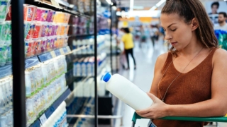 Продажи просроченной молочной продукции в России снизились в 122 раза благодаря маркировке