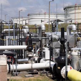 Украинские атаки на нефтепровод "Дружба" вредят Венгрии и Словакии, заявил Сийярто