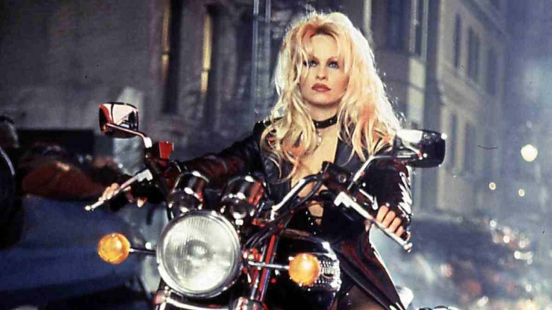 Сериал "Не называй меня малышкой": ответ Памелы Андерсон критикам 30 лет спустя