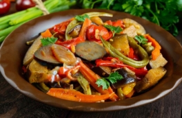 Салат "Десятка" из баклажанов: простая, но вкусная заготовка на зиму