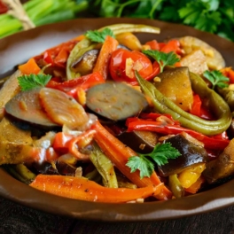 Салат "Десятка" из баклажанов: простая, но вкусная заготовка на зиму