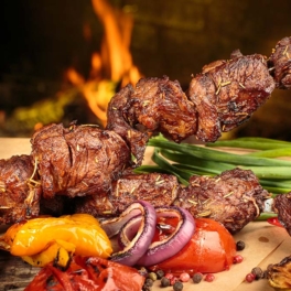 Шашлык будет сочным и вкусным: лайфхаки от шеф-повара, как выбрать мясо, правильно нарезать и пожарить его