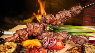 Шашлык будет сочным и вкусным: лайфхаки от шеф-повара, как выбрать мясо, правильно нарезать и пожарить его