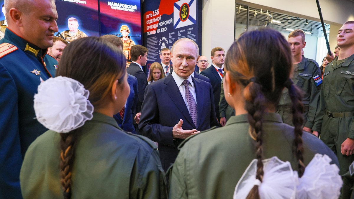 Путин поддержал идею открыть центры "Воин" по всей стране