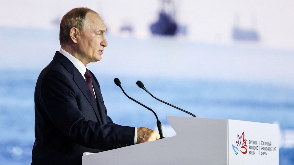 Президент РФ Владимир Путин во время пленарного заседания Восточного экономического форума - 2025 на территории Дальневосточного федерального университета (ДВФУ) на острове Русский