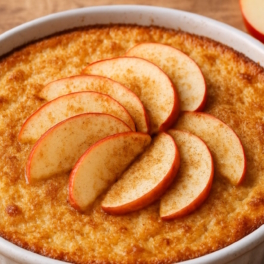 Запечённая манная каша с яблоками и корицей