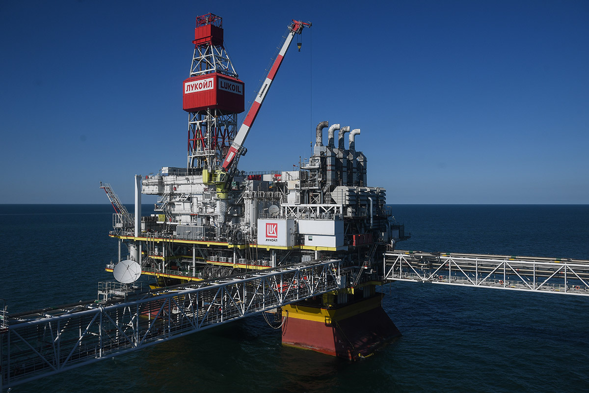 Стационарная платформа компании "Лукойл" на нефтегазоконденсатном месторождении имени Владимира Филановского