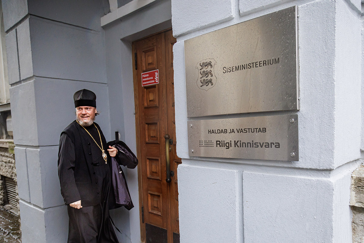 Представителеь Эстонской православной церкви Московского патриархата у здания МВД Эстонии