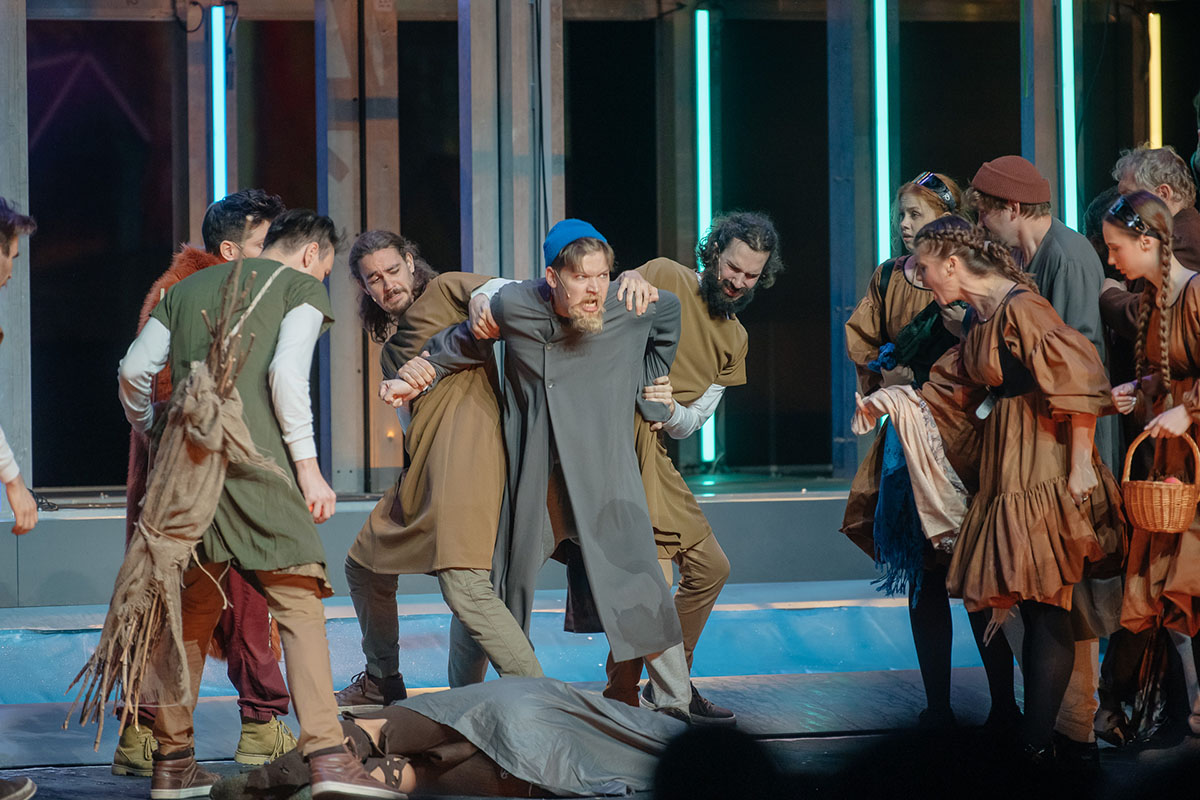 Сцена из спектакля «Лавр»