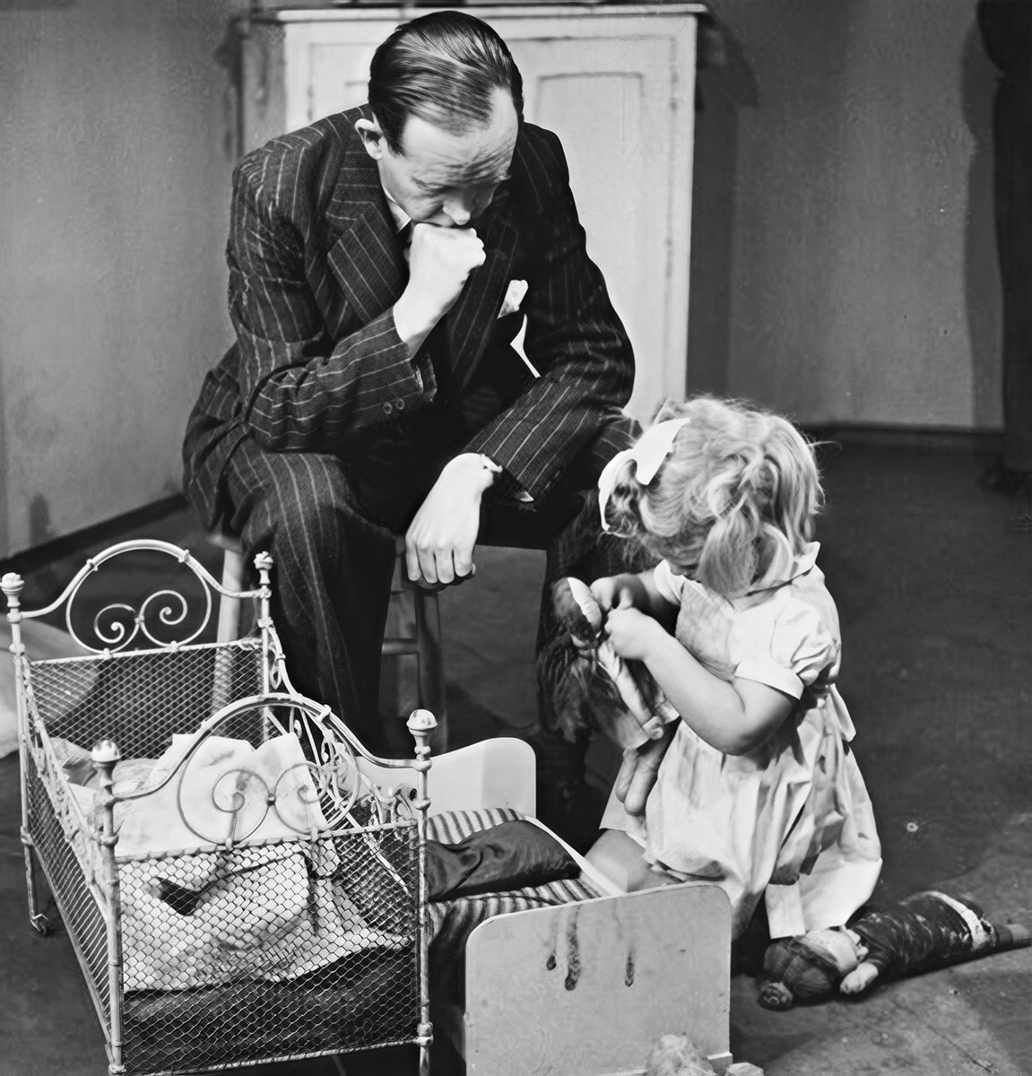 Джон Боулби наблюдает за играющим ребёнком. 1960-е г