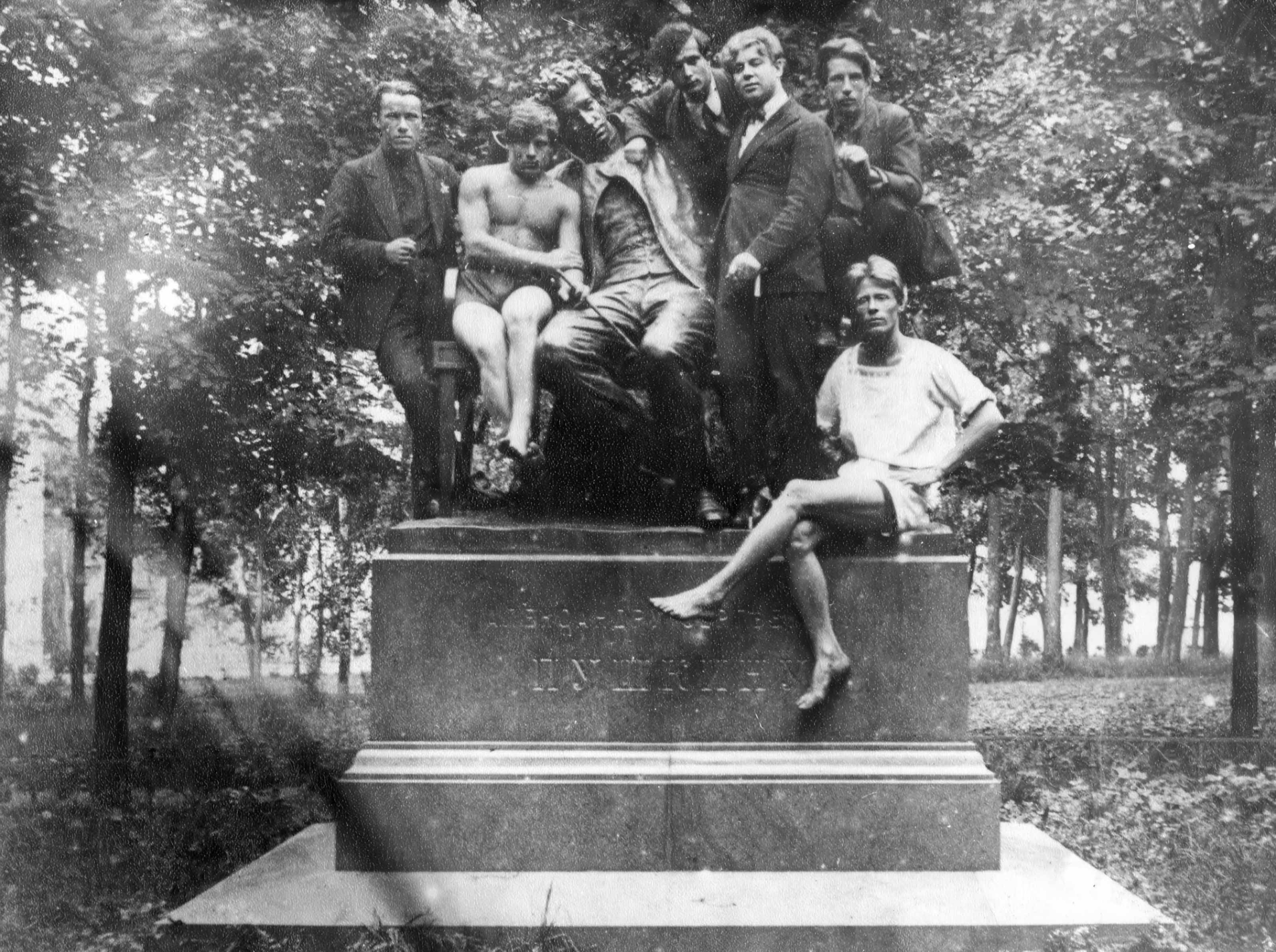 130 лет назад родился Сергей Есенин, поэт, чьи стихи стали народными, а биография – материалом для множества легенд.