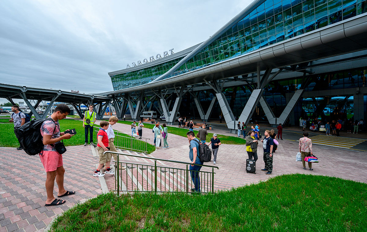 Пассажиры у нового здания аэропорта им. А.П. Чехова в Южно-Сахалинске