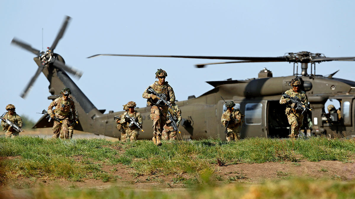 Американские военные на авиабазе "Михаил Когэлничану"