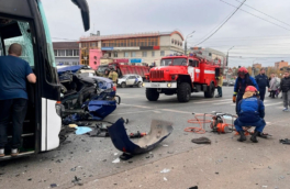В Ижевске столкнулись три автомобиля и автобус, погибли 4 человека