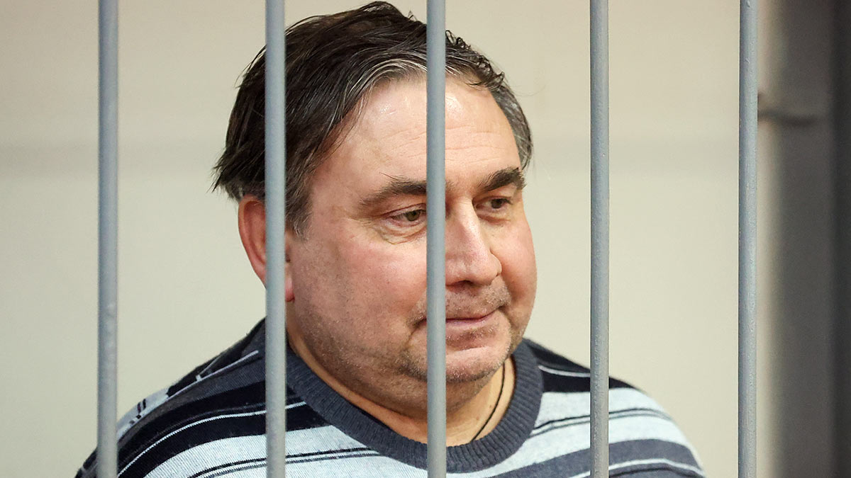 Бывший министр ЖКХ Свердловской области Николай Смирнов обвиняется в получении миллионной взятки