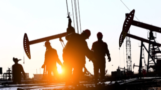 Выплаты нефтяникам по демпферу за месяц сократились с 80 до 30 млрд руб.