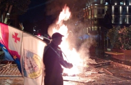 В Тбилиси митингующие сломали забор дворца президента