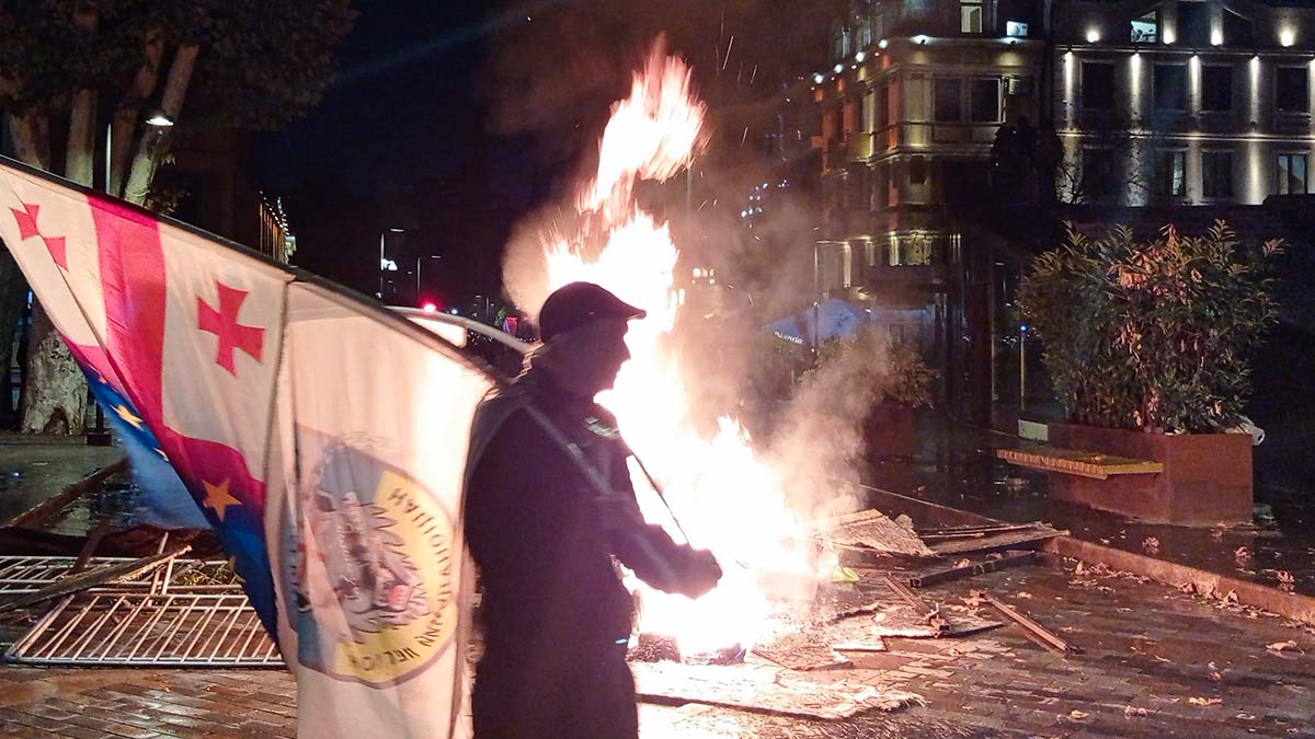 Митингующие сломали забор дворца президента в Тбилиси