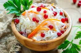 С пикантной остротой или послаще: что добавить в квашеную капусту для вкуса