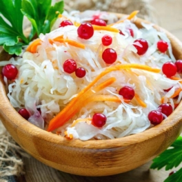 С пикантной остротой или послаще: что добавить в квашеную капусту для вкуса
