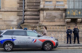 Двоих подозреваемых в ограблении Лувра арестовали, узнали французские СМИ