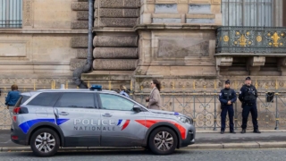 Двоих подозреваемых в ограблении Лувра арестовали, узнали французские СМИ