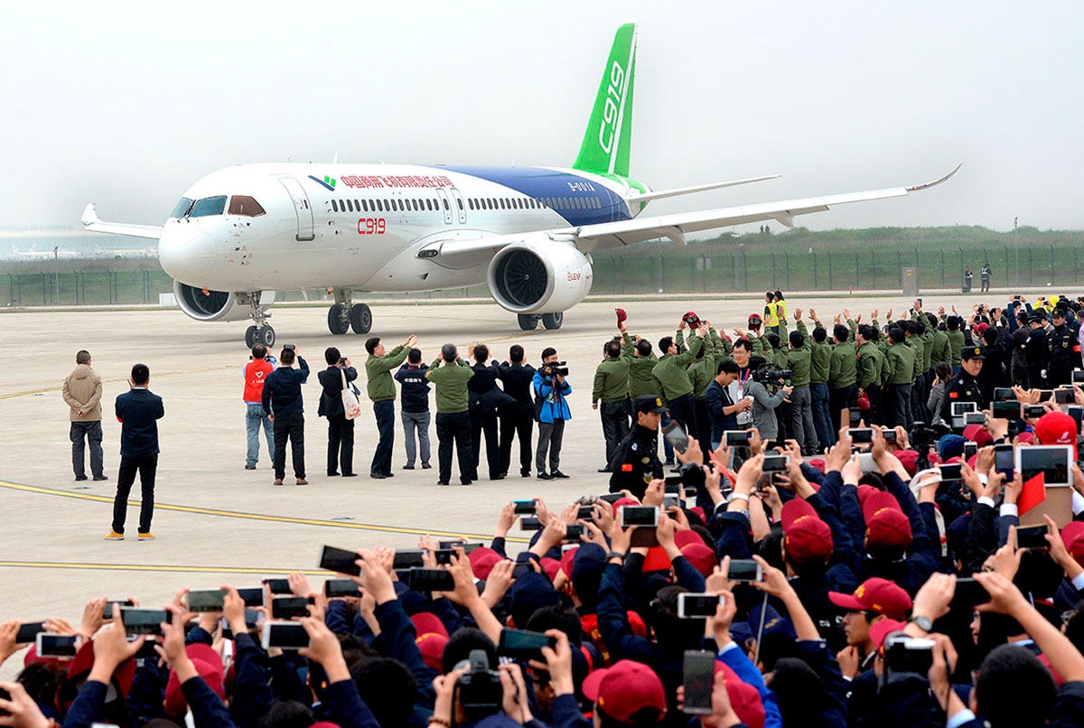 Китайский пассажирский самолет C919 компании COMAC после первого полета