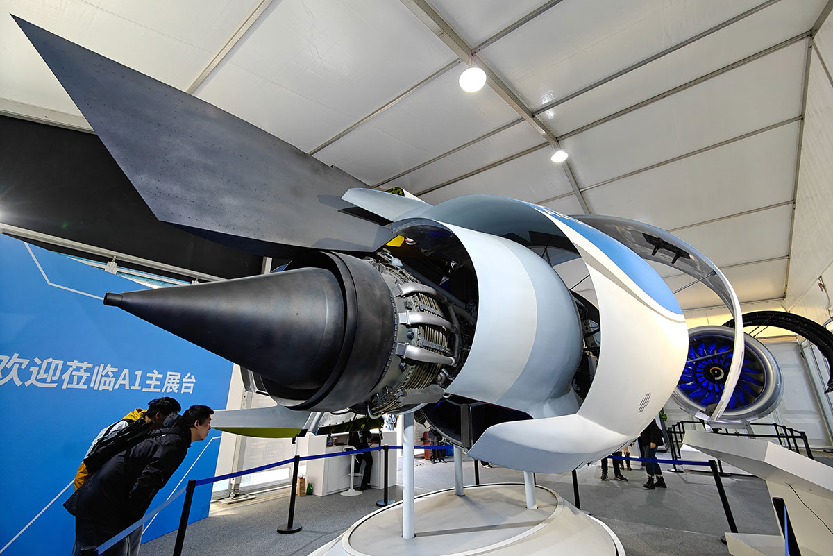 Модель первого пассажирского реактивного двигателя Китая CJ1000A
