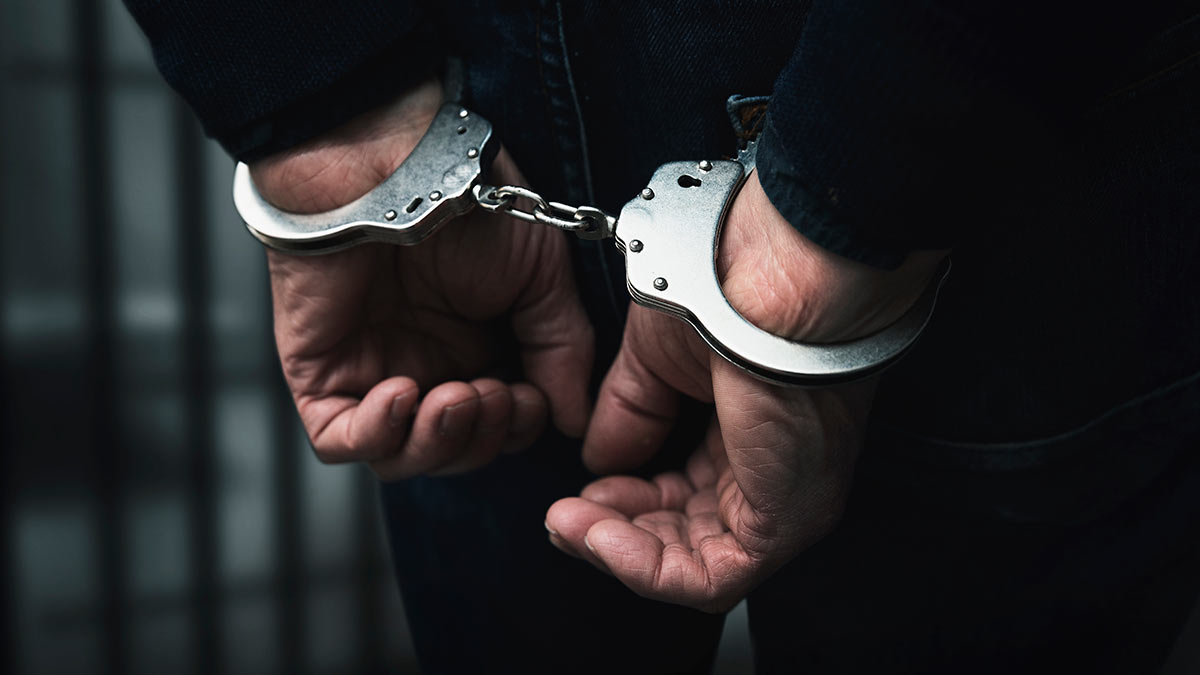 При конвоировании осужденных разрешат использовать любые спецсредства