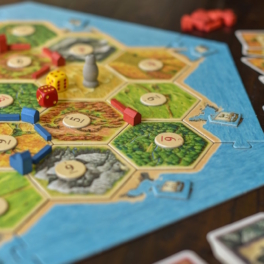 Catan проложил путь на экраны: Netflix снимет сериал и фильмы по настольной игре "Колонизаторы"